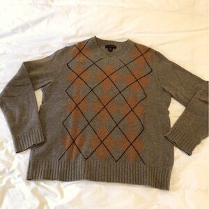 Men’s Banana Republic wool argyle v- neck sweater in size large.